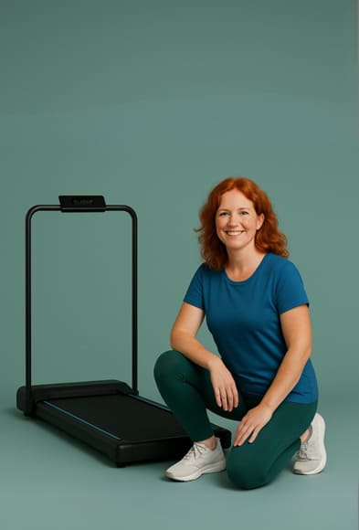 Vrouw met brede glimlach naast een loopband van Dreaver