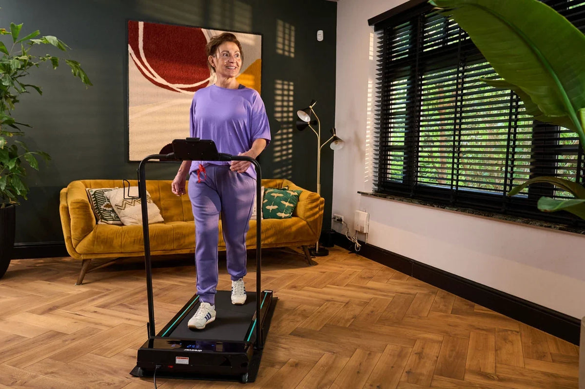 Binnen trainen op een helling voor een sterker lichaam